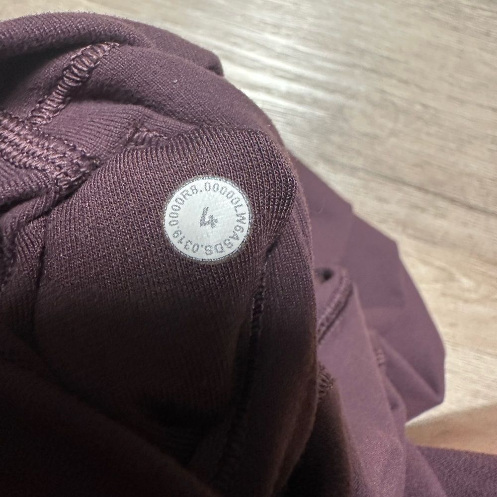 Lululemon Wunder Under Crop (Hi-Rise) 21"
Black Cherry - size 4 - Picture 4 of 4